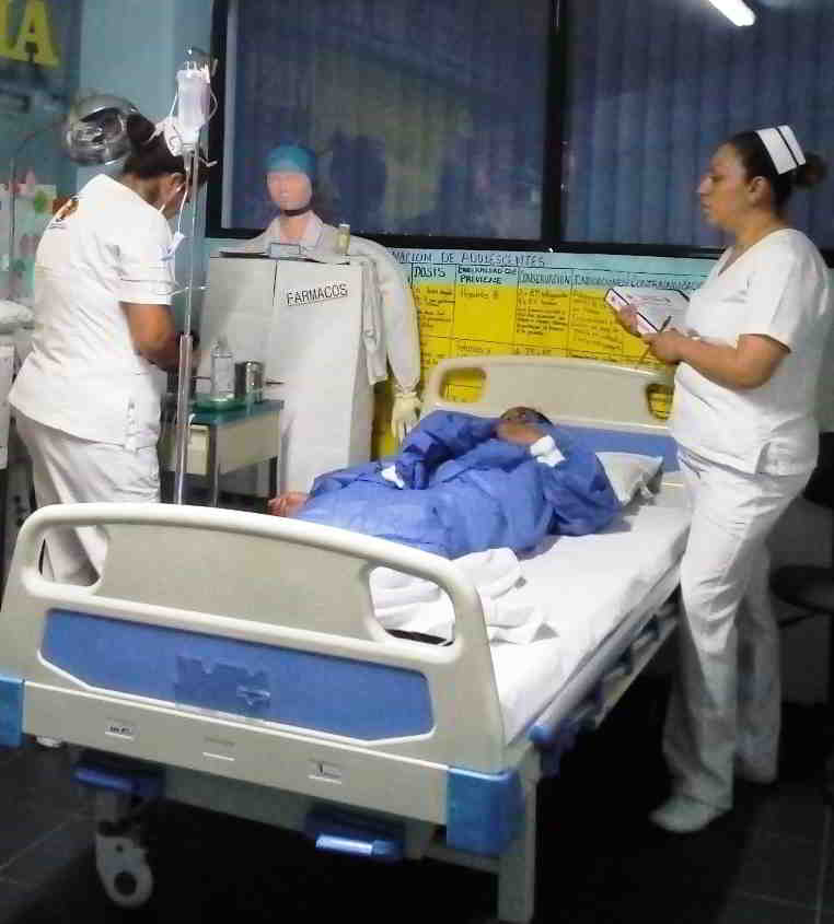 Cuidados a pacientes enfermeria con bachillerato.